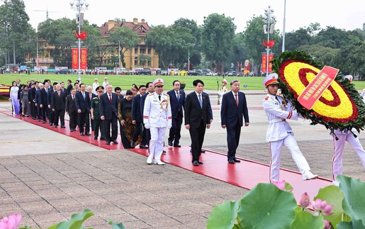 Kỷ niệm 135 năm Ngày sinh Chủ tịch Hồ Chí Minh: Lãnh đạo Đảng, Nhà nước vào Lăng viếng Bác