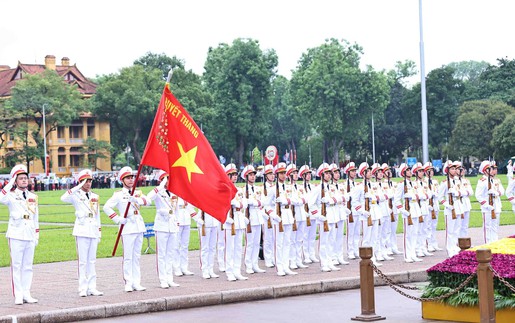 Lễ chào cờ đặc biệt tại Quảng trường Ba Đình kỷ niệm 135 năm Ngày sinh Chủ tịch Hồ Chí Minh