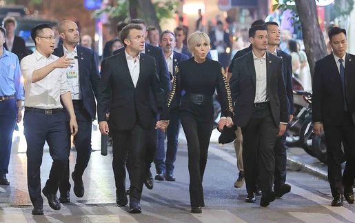 Tổng thống Pháp Emmanuel Macron và Phu nhân dạo phố cổ Hà Nội