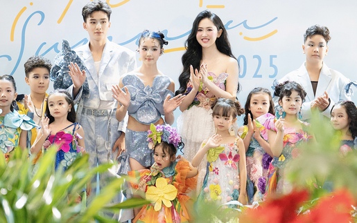 Á hậu Trúc Ny cho con gái catwalk từ sớm để tăng độ dạn dĩ