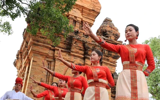 Khi vũ điệu Chăm làm 'sống' lại không gian tháp cổ