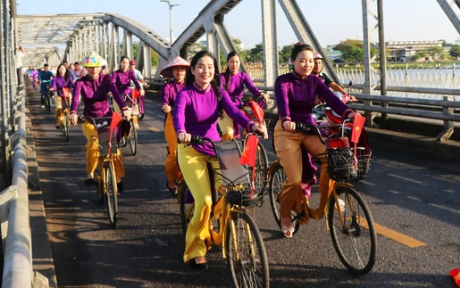 Ngắm hình ảnh "Áo dài qua phố" tuyệt đẹp trong buổi sáng Cố đô Huế