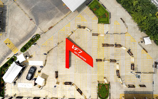 Khách Việt bất ngờ trước sự lanh lẹ của VinFast VF 7 trong "mê cung" trải nghiệm lái