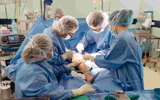 Vinmec lần đầu thay toàn bộ xương đùi cho bệnh nhi ung thư nhỏ tuổi nhất thế giới