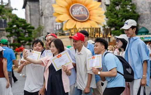 Gần 10 ngàn lượt học sinh giỏi đến Ba Na Hills vui chơi miễn phí