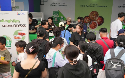 Gian hàng "Miracle K-Food" hút khách tại Ngày hội Văn hóa Hữu nghị Việt – Hàn 2025