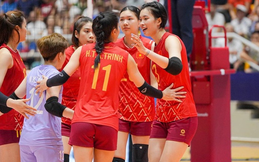 HLV Tuấn Kiệt ra quyết định quan trọng trong chiến thắng của tuyển bóng chuyền nữ Việt Nam trước Indonesia