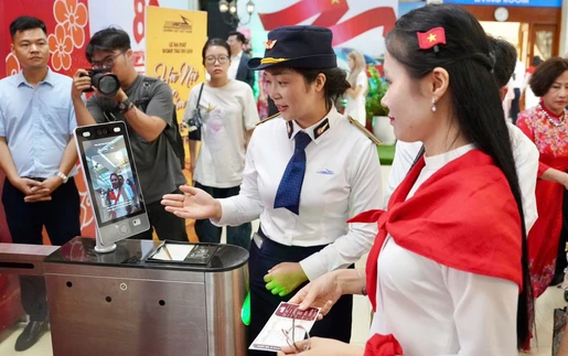 Ra mắt “Đoàn tàu 5 cửa ô” và hệ thống kiểm soát vé bằng công nghệ sinh trắc học
