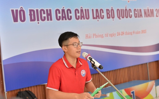 Học sinh trường chuyên giành HCV bơi sau khi vô địch Triathlon