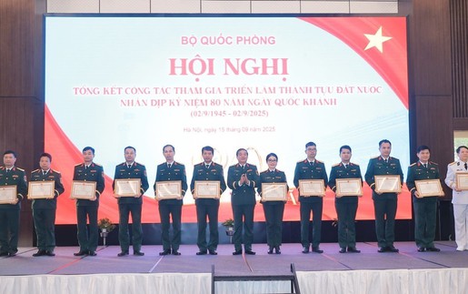 Bộ Quốc phòng khen thưởng tập thể, cá nhân có đóng góp xuất sắc trong Triển lãm thành tựu đất nước