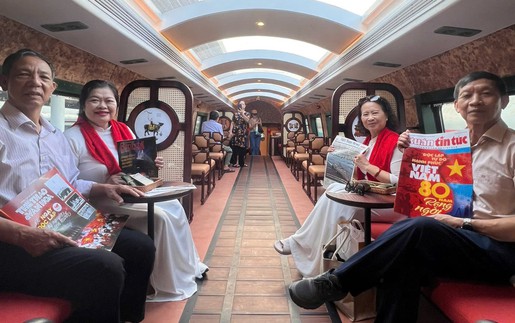 Ấn phẩm của TTXVN trở thành món ăn tinh thần trên chuyến tàu 'Hà Nội 5 cửa ô'