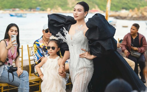 Trà Ngọc Hằng catwalk cùng con gái trong show thời trang