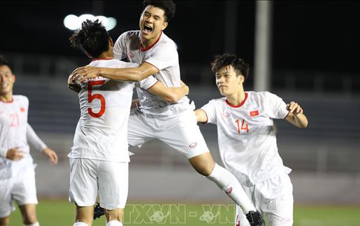 Đội trẻ Việt Nam thắng Singapore bằng ‘vũ khí bóng bổng’ để xóa tan nỗi buồn SEA Games, HLV đội bạn thừa nhận sự thật