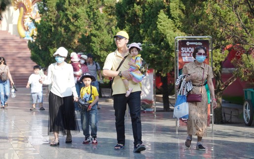 Các điểm vui chơi, giải trí nhộn nhịp du khách trong ngày đầu năm mới