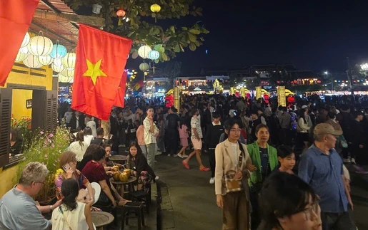 Khách quốc tế phấn khởi bắt đầu hành trình khám phá các địa danh ở Việt Nam