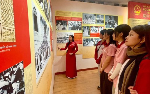 Trưng bày "Chủ tịch Hồ Chí Minh với Quốc hội Việt Nam - 80 năm một chặng đường vẻ vang"