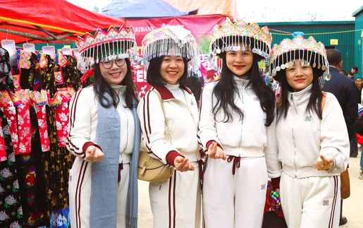 Độc đáo sắc màu văn hóa chợ phiên biên giới Nhôn Mai