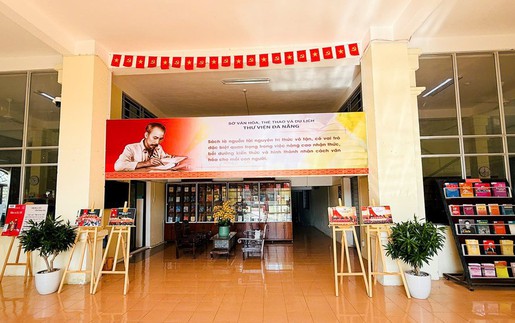 Trưng bày thông tin, giới thiệu sách chào mừng Đại hội XIV của Đảng