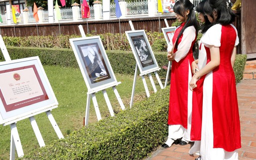 Triển lãm ảnh "Xuân về dưới mái trường Dục Thanh" thu hút người xem