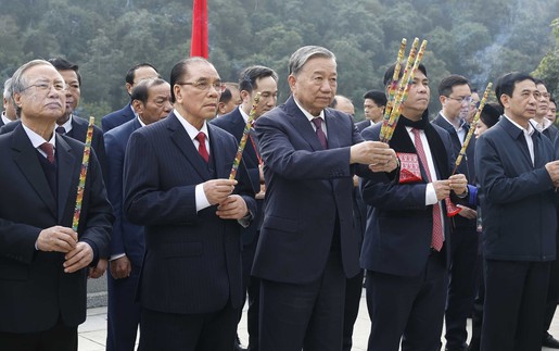 Tổng Bí thư dâng hương tưởng niệm Bác Hồ tại Khu Di tích quốc gia đặc biệt Pác Bó