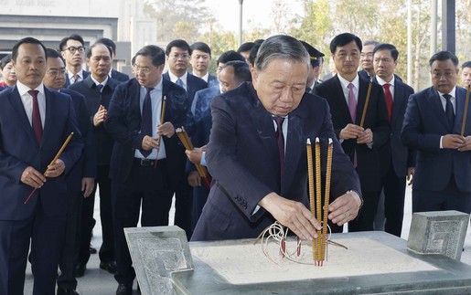 Tổng Bí thư dâng hương tại Đền thờ Liệt sĩ Chiến trường Điện Biên Phủ