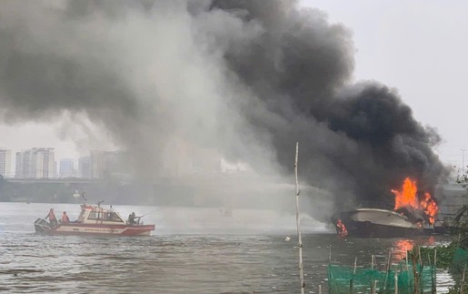 Du thuyền bốc cháy dữ dội trên sông Sài Gòn