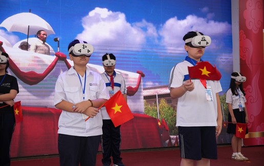 Công nghệ VR đưa người trẻ 'sống lại' thời khắc Bác Hồ đọc Tuyên ngôn Độc lập