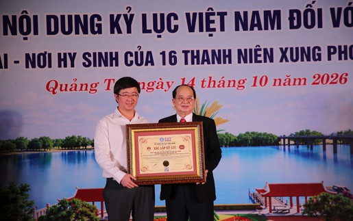 Tôn vinh kỷ lục Việt Nam đối với biểu tượng 16 bông lúa tại Bến phà II Long Đại, Quảng Trị