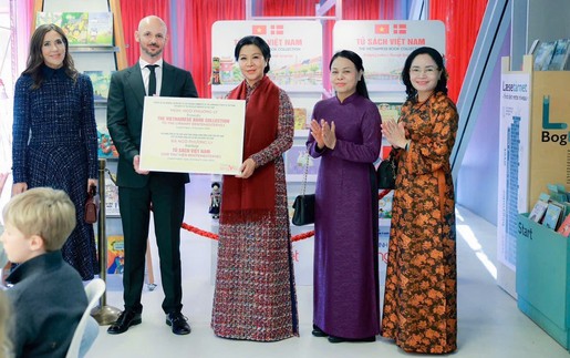Phu nhân Tổng Bí thư, Chủ tịch nước cùng Hoàng hậu Đan Mạch trao tặng “Tủ sách Việt Nam”