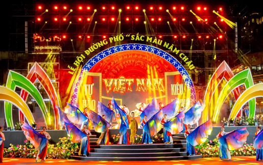 'Sắc màu năm châu' hội tụ trong lễ hội tại Hà Nội