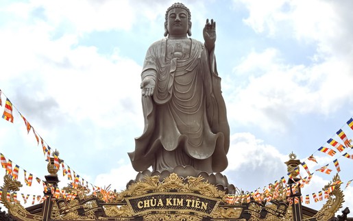 Tượng Phật A Di Đà cao 24m tại chùa Kim Tiên, An Giang