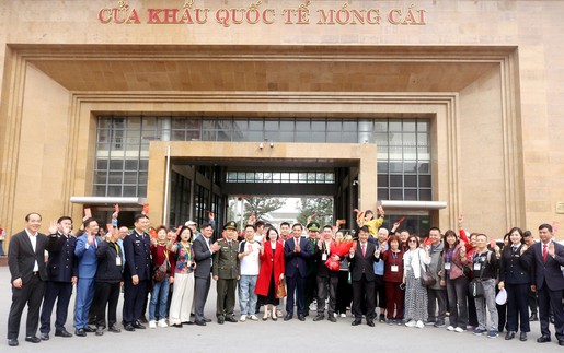 Cửa khẩu quốc tế Móng Cái nhộn nhịp đón khách du lịch "xông đất" đầu năm