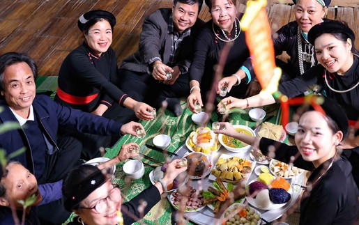 Bên mái nhà sàn, cùng đồng bào Tuyên Quang đón Tết đoàn viên