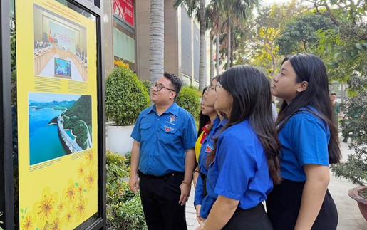 96 năm thành lập Đảng: Triển lãm ảnh “Dân tộc anh hùng, Đảng quang vinh, Bác Hồ vĩ đại”