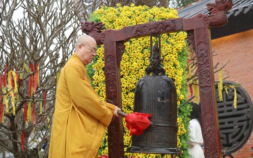 Ninh Bình: Hàng nghìn du khách tham dự Lễ khai hội chùa Bái Đính