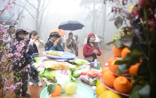 Du khách hành hương về Đền Nưa - Am Tiên trước ngày “mở cổng trời”