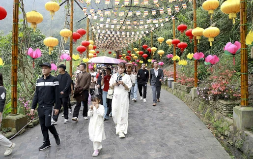 Hàng nghìn du khách, phật tử về chiêm bái tại Khu danh thắng Tây Thiên