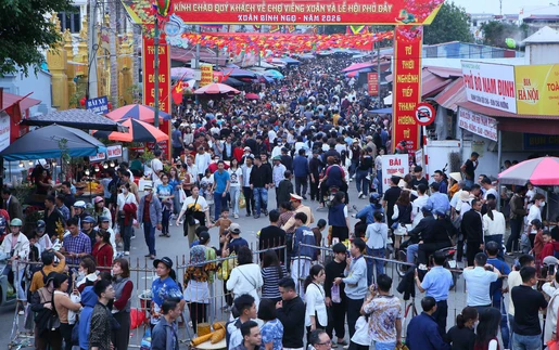 Tấp nập du khách về chợ Viềng “mua lộc” đầu năm