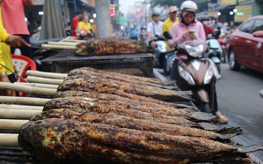Nhiều điểm bán cá lóc nướng tại TP HCM nhộn nhịp trong ngày vía Thần Tài
