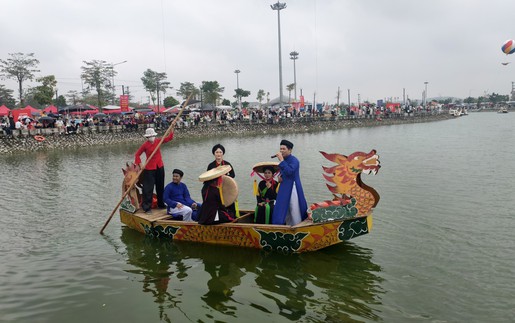 Du khách tưng bừng trẩy Hội Lim, nghe Quan họ