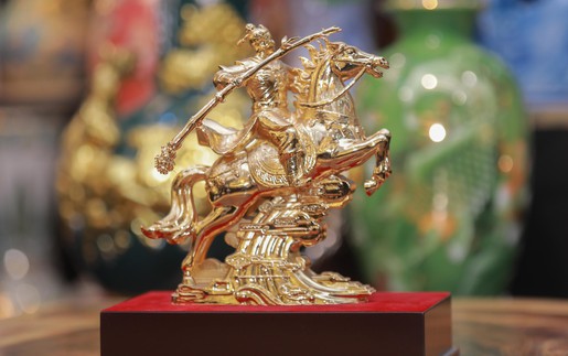 Linh vật ngựa dát vàng Kiêu Kỵ 'hút hàng' dịp Tết Bính Ngọ 2026