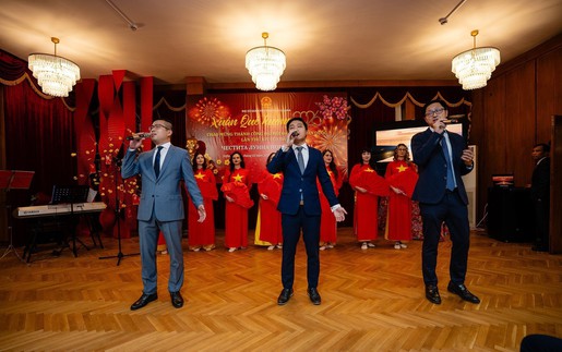 Rộn ràng Tết Việt nơi "xứ sở hoa hồng"