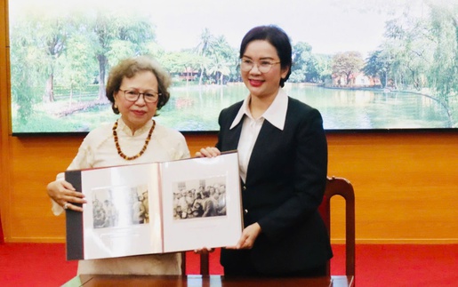 Tiếp nhận nhiều bức ảnh tư liệu quý về Chủ tịch Hồ Chí Minh