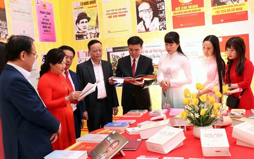 Khai trương không gian trưng bày sách, báo tuyên truyền về bầu cử