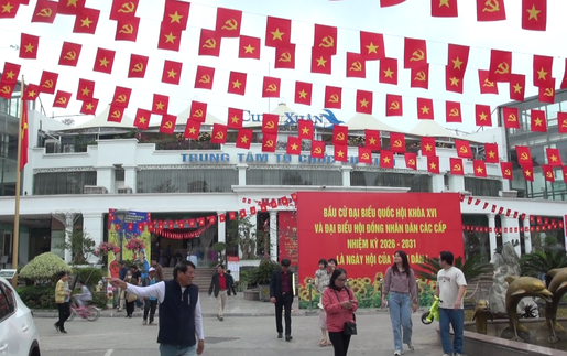 Nghệ sĩ hòa cùng cử tri trong ngày hội lớn của đất nước