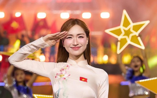 Hòa Minzy đón nhận chuỗi tin vui