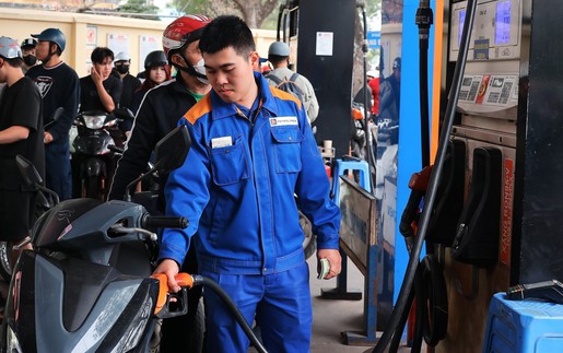 Giá xăng dầu chỉ được điều chỉnh ngay sau 1 ngày khi giá cơ sở tăng từ 15% trở lên