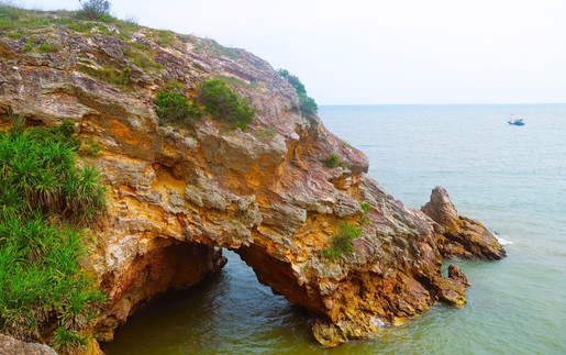 Khám phá hang Mũi Trâu dưới chân núi Mành Sơn, Nghệ An