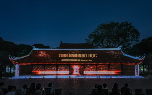 Trải nghiệm tour đêm Văn Miếu Quốc Tử Giám: Đánh thức di sản bằng công nghệ số