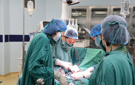 Phẫu thuật thành công khối u xơ tử cung “khổng lồ” 3,3kg kèm đa bệnh lý phức tạp